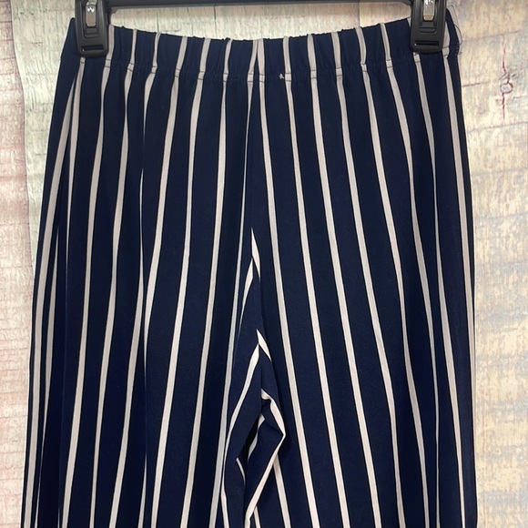 - In good used condition Woman’s Capella wide leg pants. Size is medium. - Picture 8 of 14